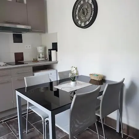 Mas Boucard Ii : Cour Et Parking Prives