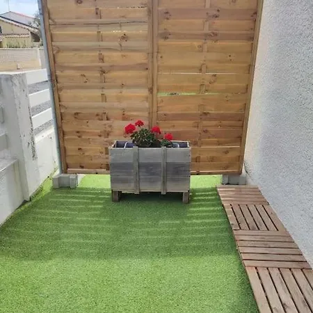 Mas Boucard Ii : Cour Et Parking Prives Apartament *